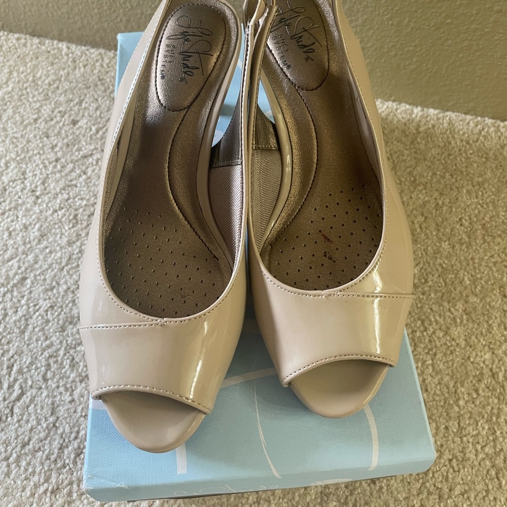 Lifestride Women’s 7 1/2 Peep Toe taupe Patent Leather slingback low heels